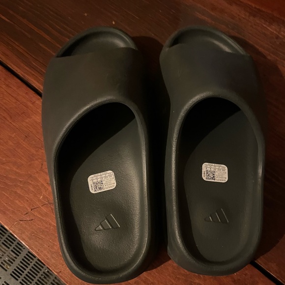 Yeezy slides in onyx - Picture 2 of 5